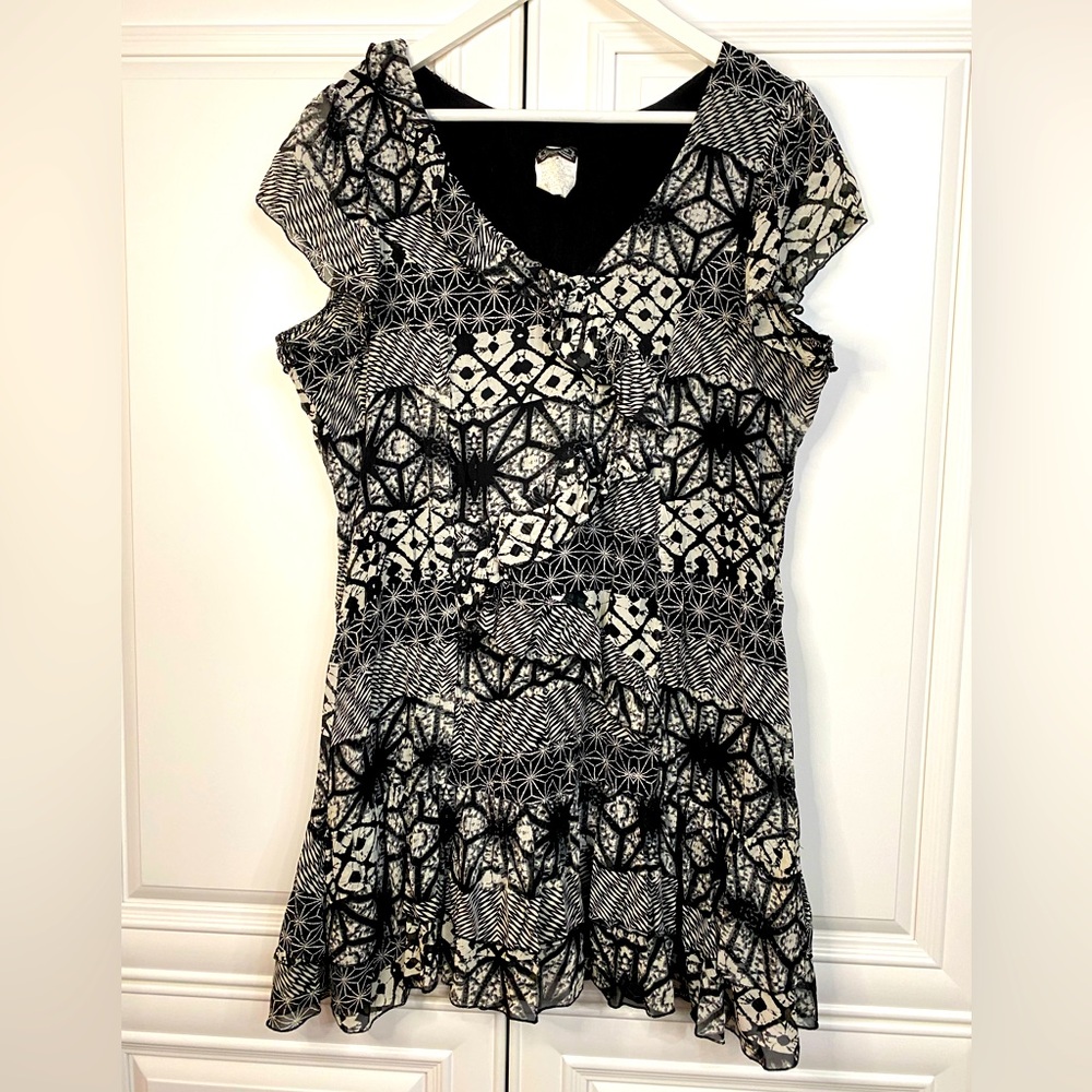 EUC Clientele Size Large Short Sleeve V Neck Lined Dress in Black and White